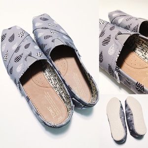 Toms Shoes - NWOT Toms Singing in the Rain Toms Shoes - NWOT Toms Singing in the Rain